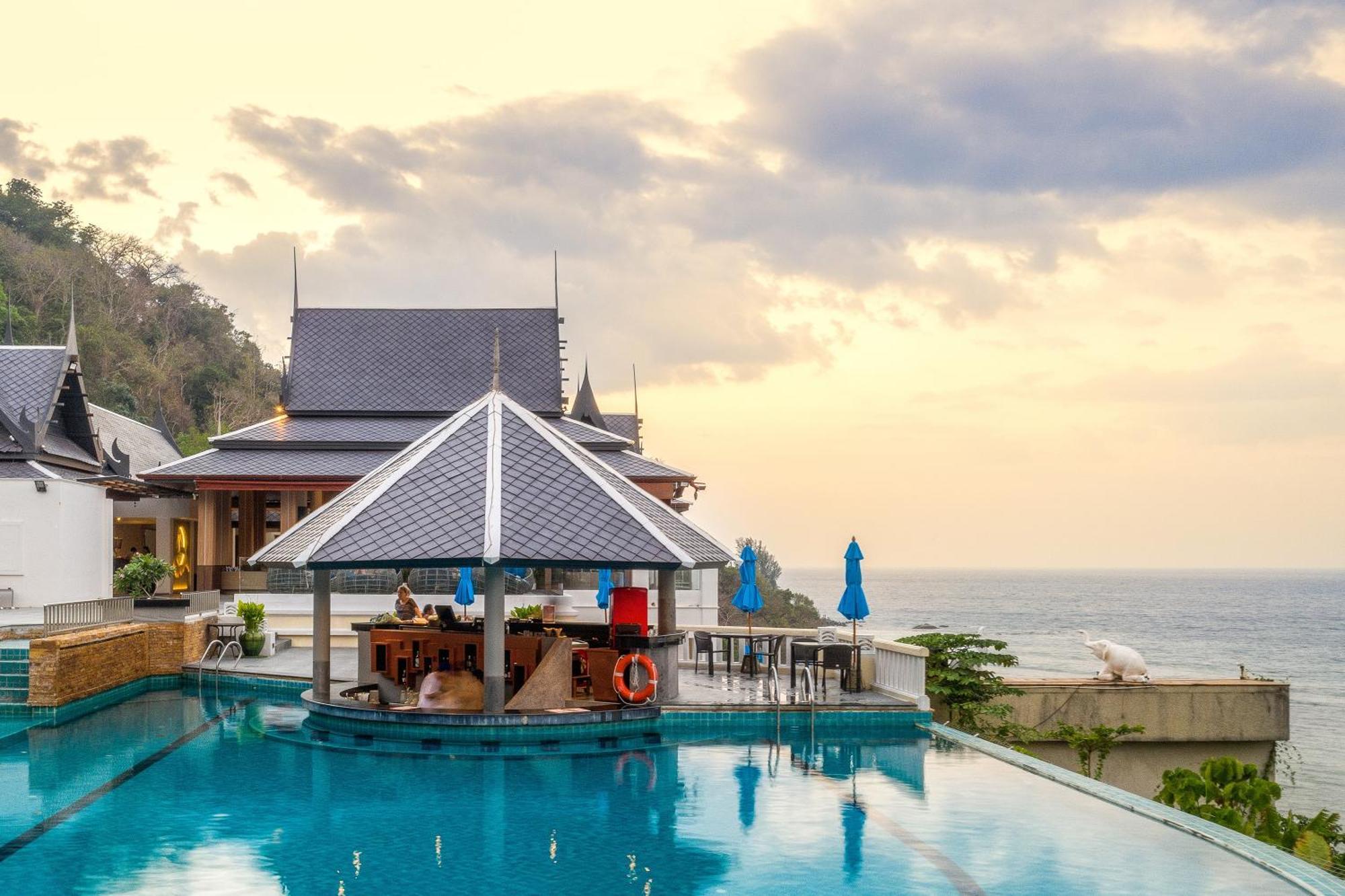 Namaka Resort Kamala Exterior foto The swimming pool at the resort