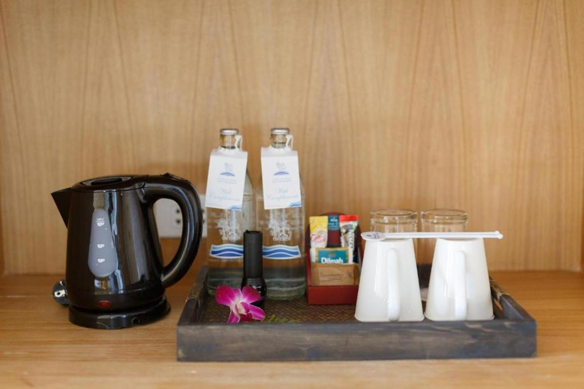 Namaka Resort Kamala Exterior foto A kettle and bottled water in a hotel room