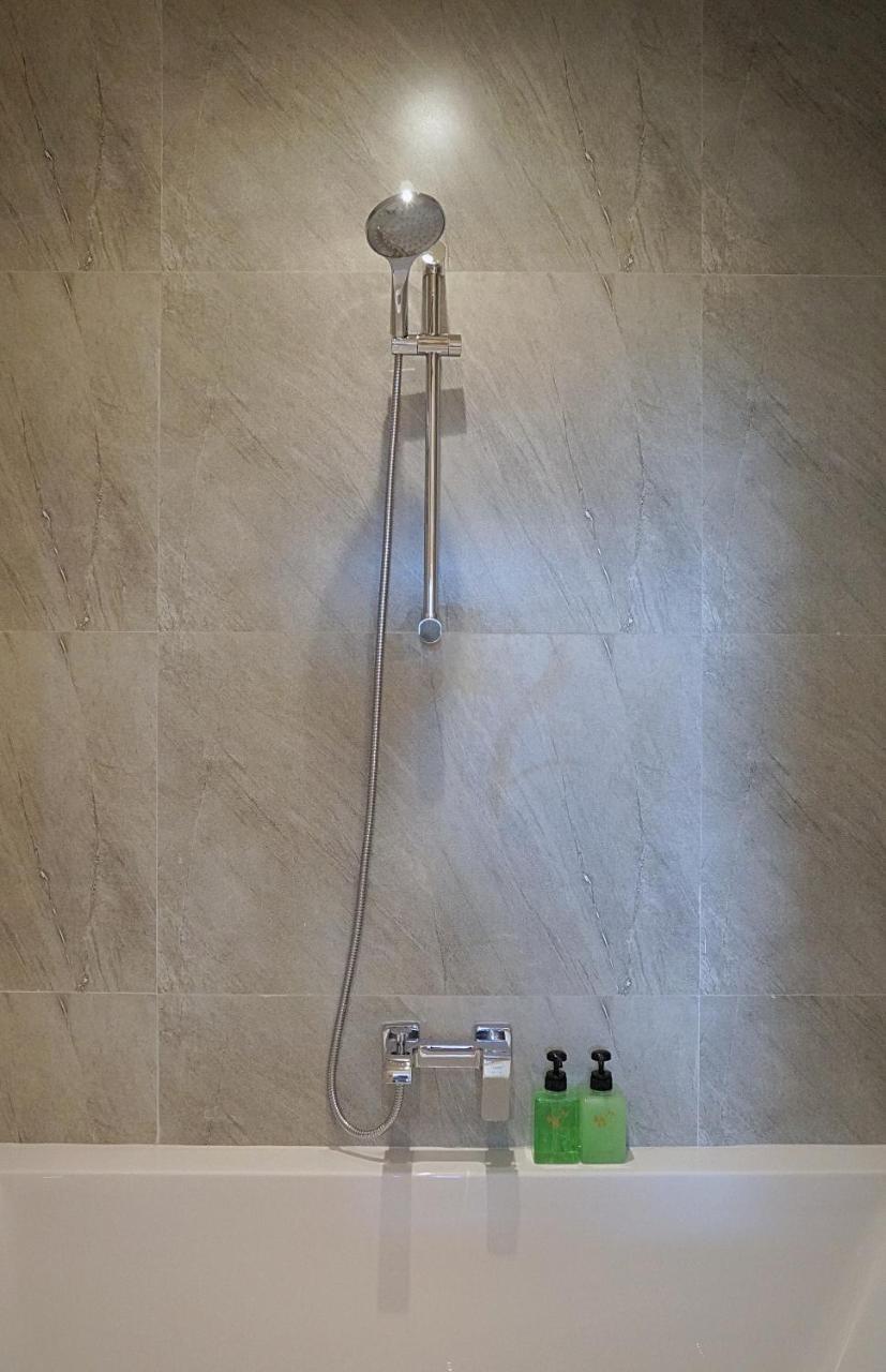 Namaka Resort Kamala Exterior foto A shower rail